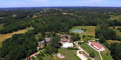 Domaine de Gavaudun in the Dordogne - cottages in top class Dordogne holiday park - bar, heated pool, tennis