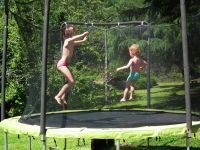 Enfants_trampoline_vacances_Perigord_Gavaudun